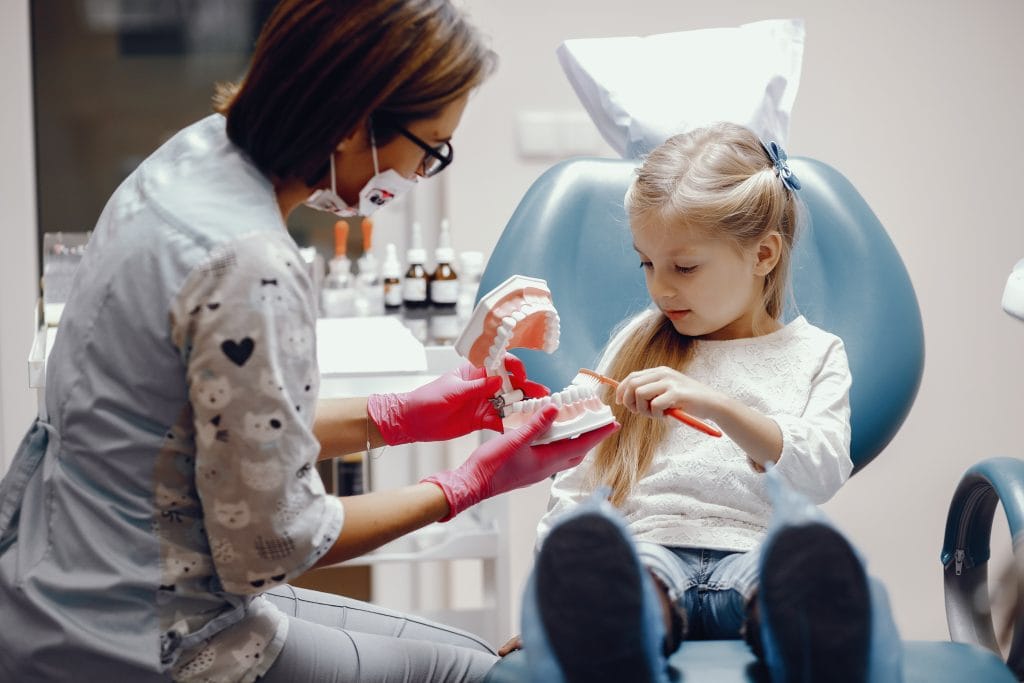 childrens dental appoinlooking at teeth